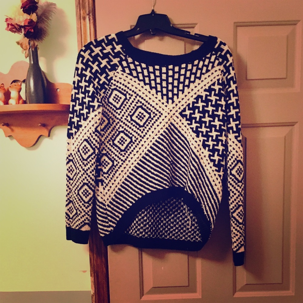 Mi Ami Black and White Patterned Sweater. - Picture 6 of 11